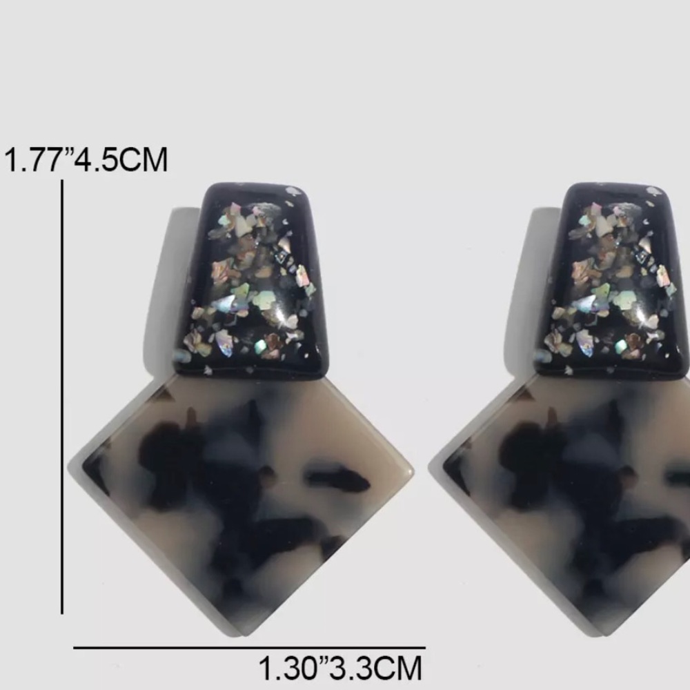Geometric stud earrings. - Picture 2 of 3
